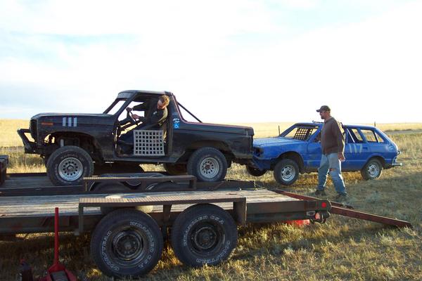 Chris Brown's Bronco gets helped onto the trailer by Howard's Suby