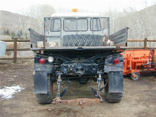 looks like a tractor on back, 3 point hitch