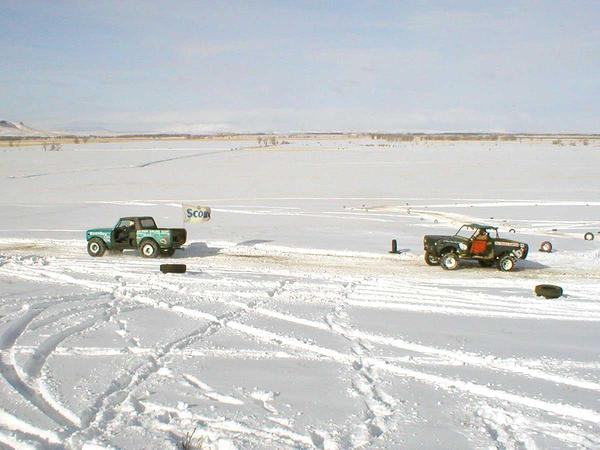 P2080025 John Comer leads Tom Mandera during Men's V8 heat 1 on their way towards the wood-pile